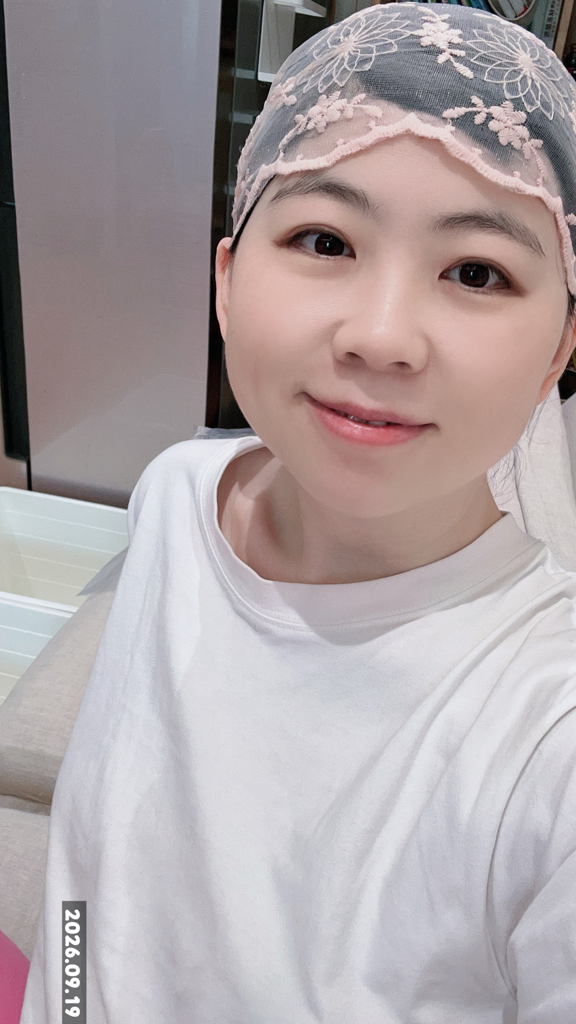 我的往昔记忆，正在疯狂冲刷我的脑子。师傅还没来我已经把它给搞好了，就是机针断了，卡在里面，拆开拿出来上点油，怒省150。虽然留下很多岁月痕迹，但我依然不舍得换新的，会一直用下去。缝纫机🧵 缝纫DIY迫不及待做了个目前最需要的，因为头发已经长了，我又能扎辫子了，我不再是光头了 那些厨师帽太厚太闷了，戴着难受，哈哈，完美～