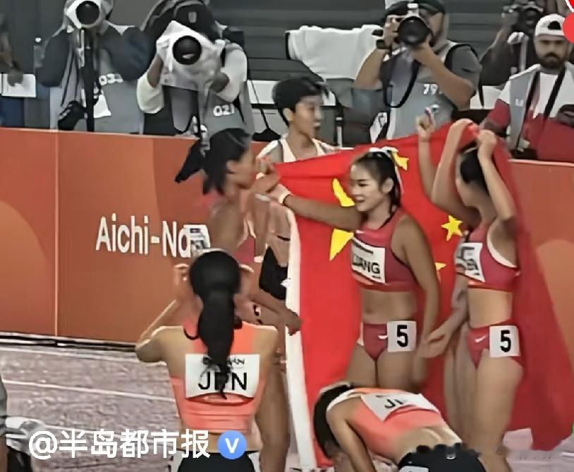 把金牌拿得稳稳当当，把国旗叠得方方正正，现在的体育健儿都是这么出彩吗？

9月28日，爱知·名古屋亚运会田径女子4×100米接力决赛落幕。由梁小静、刘国怡、刘峡君和陈妤颉组成的中国队，以42秒96的成绩夺得金牌，卫冕成功。

说实话，看到这个成绩，我心里踏实了。42秒96，力压亚洲各路强队，四棒衔接