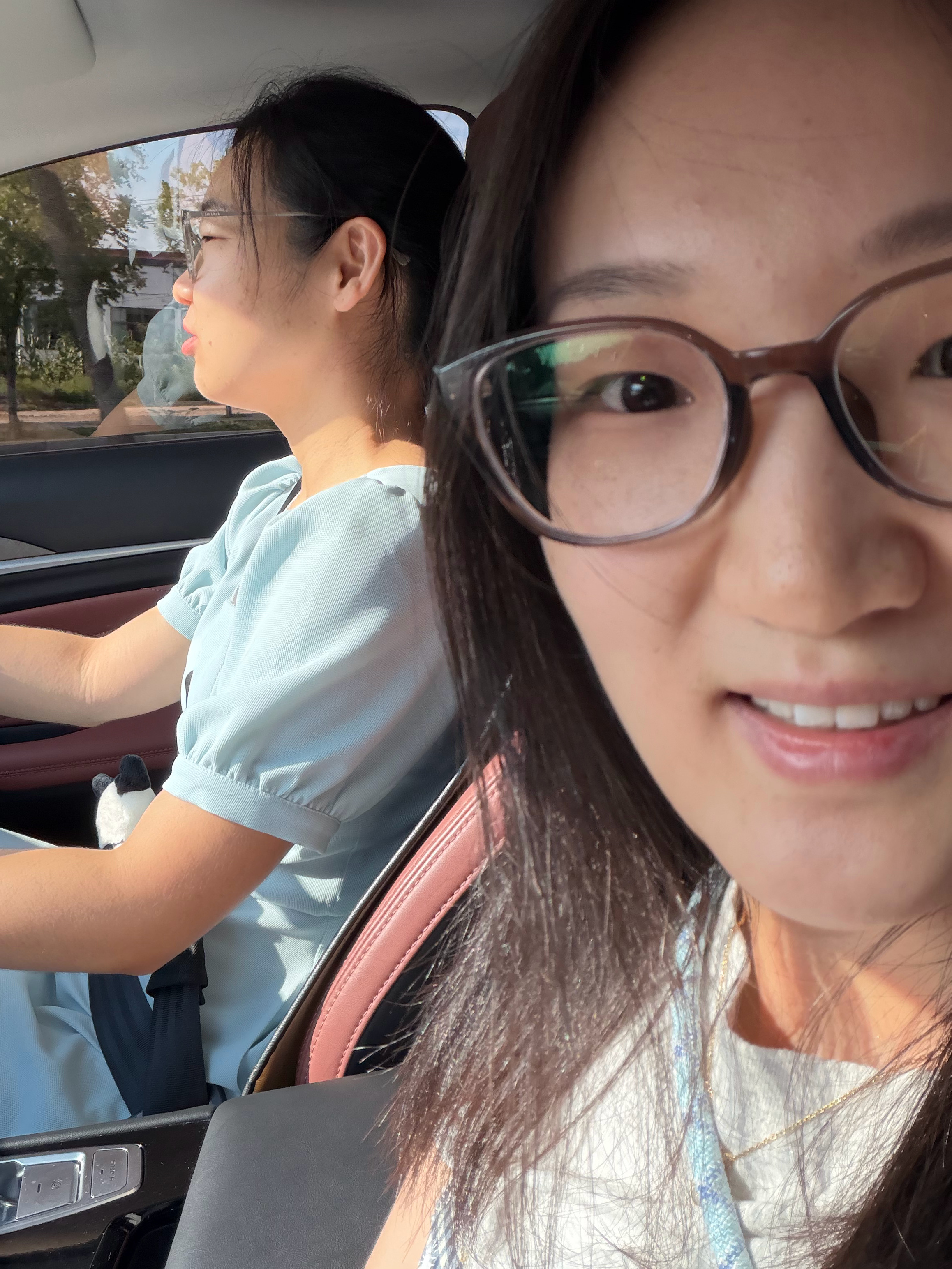 翻内存卡视频发现，去年冬天，也就是几个月前和王总小甜见面，我们真的好吵啊，在一起感知生活幸福的能力满格！！！就连见面能不能找到站、王总怎么还没出站、出站倒计时、展示新相机、拍照磨合、找店点餐……每刻都是哈哈哈哈哈

碰面后王总的第一句话是：我来拿吧（我的行李和小甜的包）
用大疆自拍 ​