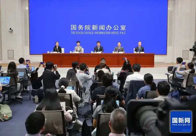 9月14日国新办发布会上传出最新人口信息，我国现在人口总量达到14.05亿，虽然已经连续四年人口负增长，但人口大国这个基本面，并没有发生改变，近年新出生人口稳定在800万左右这个量级。
很多普通人刷到人口相关消息，第一反应就是担心，担心劳动力不够，担心社会后续发展动力不足。其实我们不能只盯着出生数字