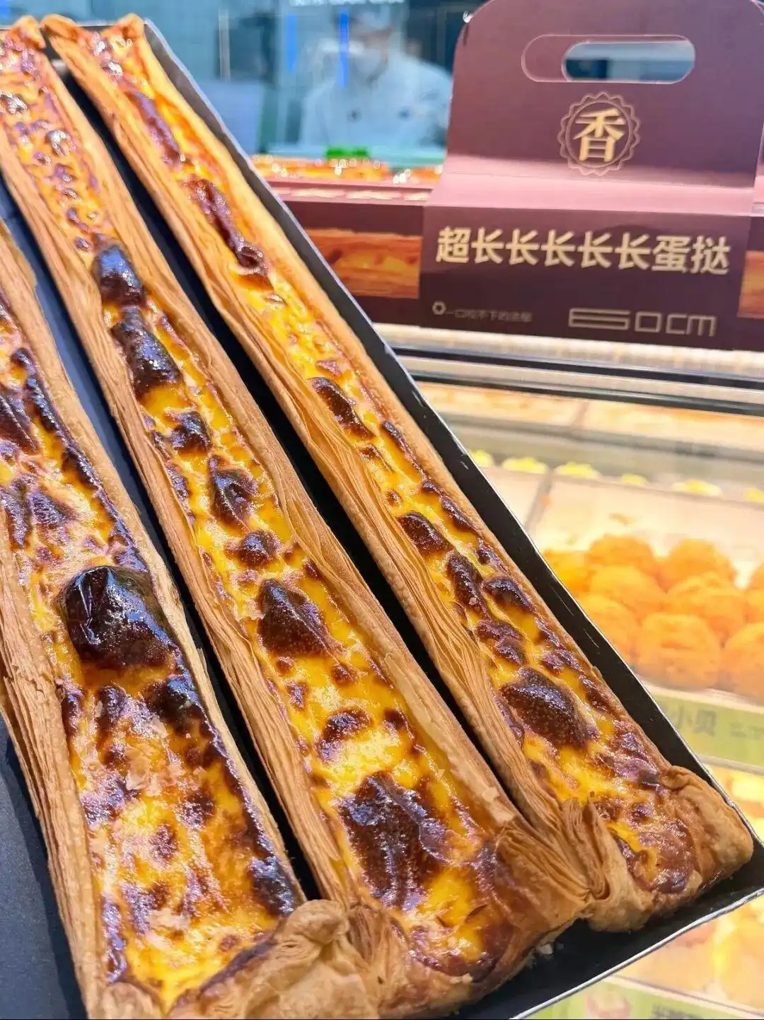 超长蛋挞火不过两个月，本质上是一场流量驱动的网红单品速生速死。它的走红逻辑和降温原因都清晰可循：爆火的根源：社交属性而非产品力超长蛋挞走红的核心在于视觉冲击力和社交传播属性，而非口味本身。60厘米的夸