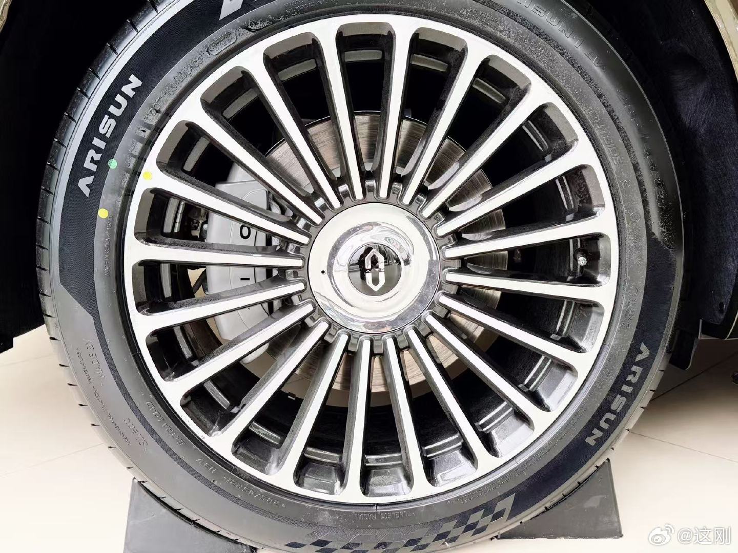 问界新M8|家庭智慧旗舰SUV
搭载华为乾崑智驾®ADS 5
全系标配面向L3级自动驾驶的架构设计#问界M8 #AITO授权用户中心成都锦江大道# ​