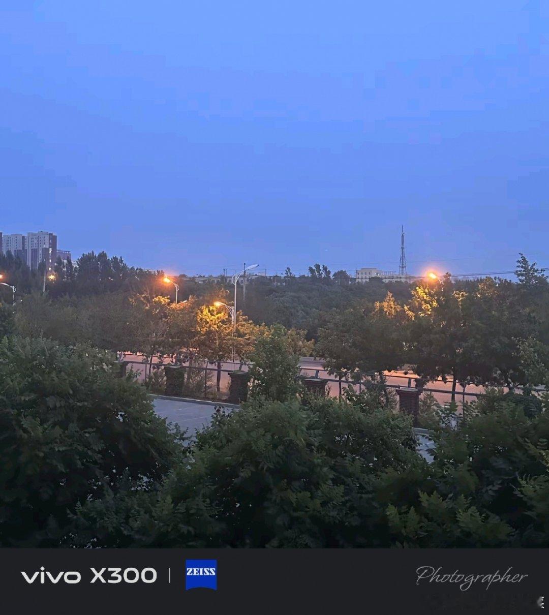 #vivo[超话]##vivo超话# 傍晚慢慢降临，路灯一点点亮起，淡蓝色的天空安安静静，属于夜晚的温柔就此开场。 ​