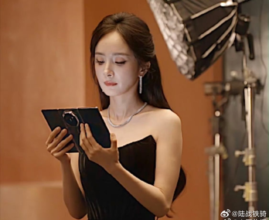 #华为三折叠双击秒隐身#，这个厉害了。[手指比心] ​