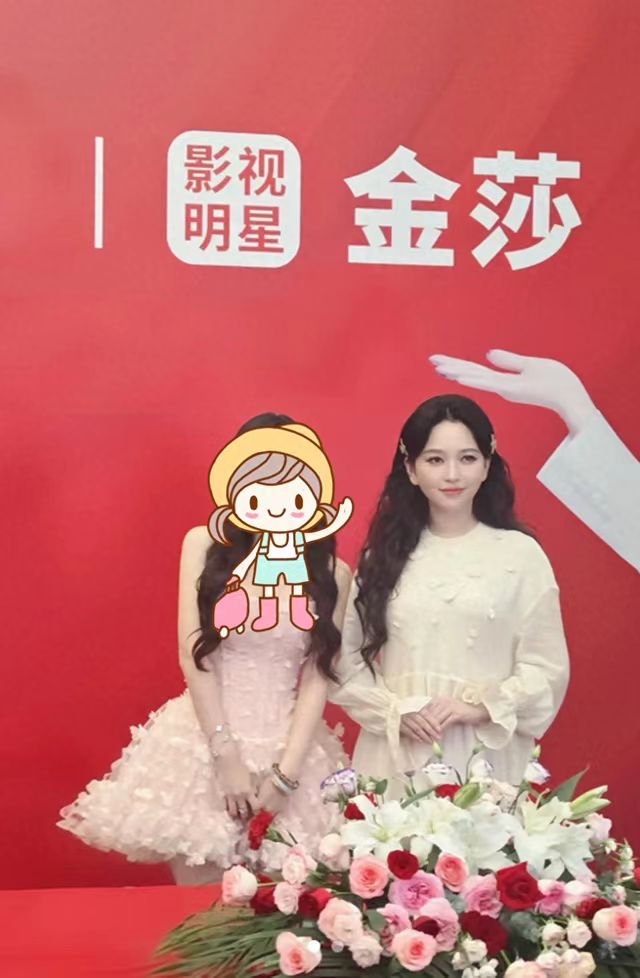 金莎参加活动和网友合影，整个人优雅但丰腴不少
有网友分享了和金莎的合影，应该是参加一次商业活动，不少粉丝和她合影，看得出婚后的姐姐超级幸福，整个人圆润了不少呢。
金莎身穿一袭白色的长款连衣裙，长长的卷发给人温婉的气质，双手优雅的交叠在胸前，特别减龄，也特别有职业精神，时刻保持着微笑，但从网友分享的侧