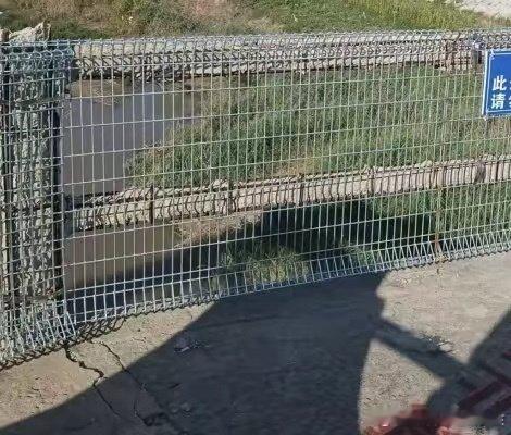 22岁小伙步行过桥看望生病奶奶，桥板突然脱落致其坠亡！必须要悲剧发生才能得到重视吗？ 还有多少视而不见的危险？ 自查、排查、改善从不是一等再等的借口！是人心！是发展！是未来！转起来！让等多部门觉醒！[蜡烛][蜡烛][蜡烛] ​
