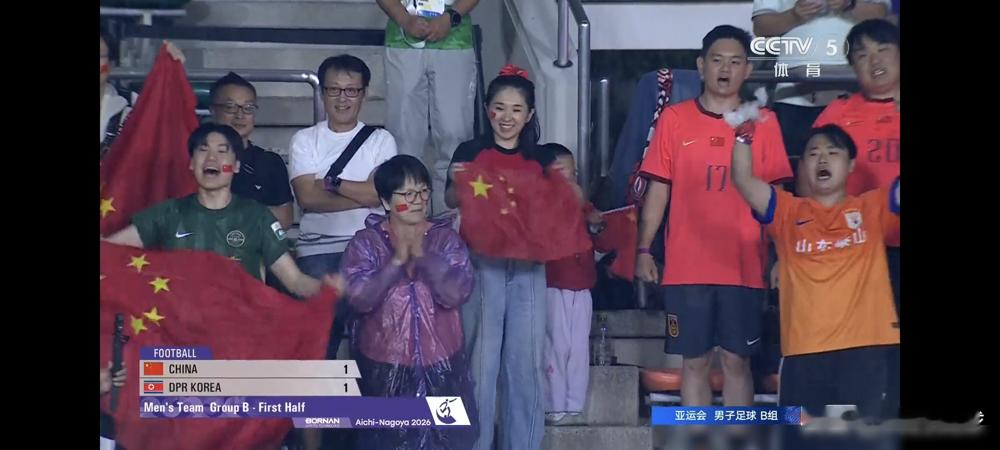 张玉宁头球砸进去那一下，对面朝鲜后卫根本没跳起来。19岁那年里皮就撂过话：这人无球跑位，中国球员里几乎没人会。十年过去了，还得靠34岁的张玉宁当支点。吴曦传中那脚不算快，但落点就找头上，换了别的中锋早跑过了。半场1-1，现场镜头扫过看台，一群老国脚脸色都不太好看。中锋这东西，真不是练出来的，是长出来