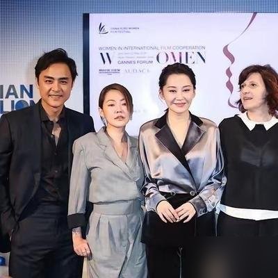56岁许晴还在演顾香兰，57岁小S却在节目里聊更年期。
一个在西班牙穿破洞牛仔裤被偶遇，素颜，松弛，像根本没把镜头当回事。一个在摄影棚给自己定“三个月复健期”，拉着蔡康永林志玲搞回忆杀，哭成一团。
许晴的松弛不是装的，是十年话剧磨出来的底气，台上状态跟十年前几乎没差。小S的紧绷也不是装的，是停不