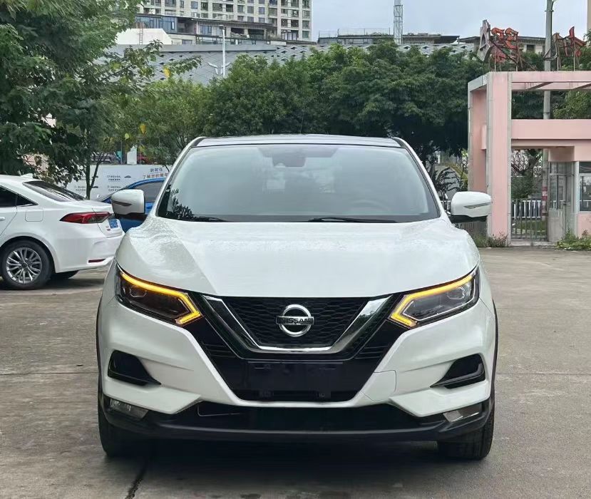 舒适家用SUV，三叔公入手二手日产逍客
 
三叔公日常出行既要日常买菜代步，逢年过节还要带上一家人走亲访友，希望选一台乘坐舒服、油耗适中，后期维护省心的城市SUV。新车落地开销不小，他不想把积蓄一次性投入到新车上面，思来想去，决定在二手车市场挑选一台状态靠谱的日产逍客。
 
逛二手车市场挑选车辆并没