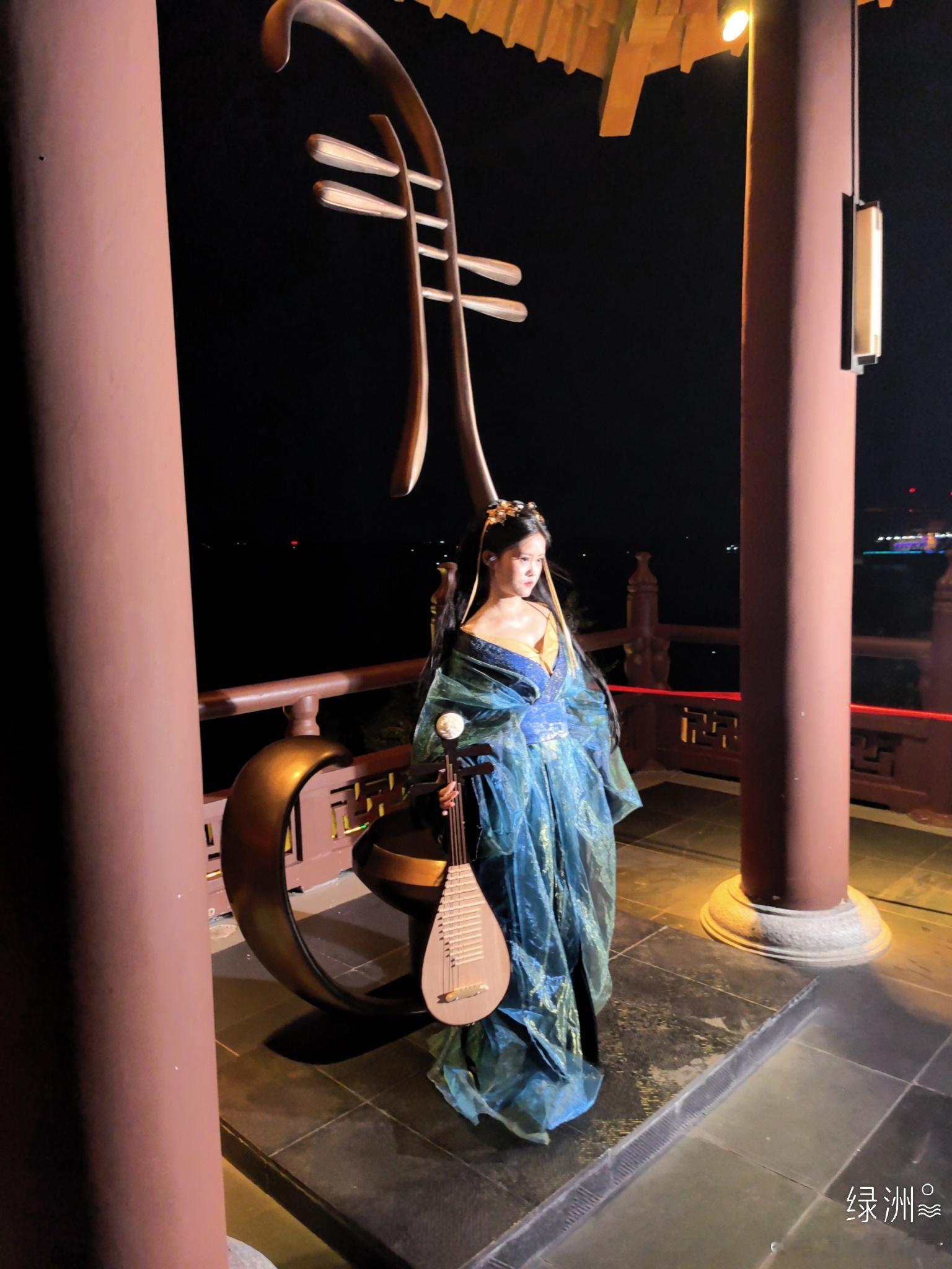 旅行天下 琵琶亭中琵琶鸣诗文/王纪云（新韵）琵瑟富韵声，往日此时情。一曲传千古，长歌感历经。今人皆有幸，盛世慰娱行。尽道江南好，风华我赋风。  ​​​