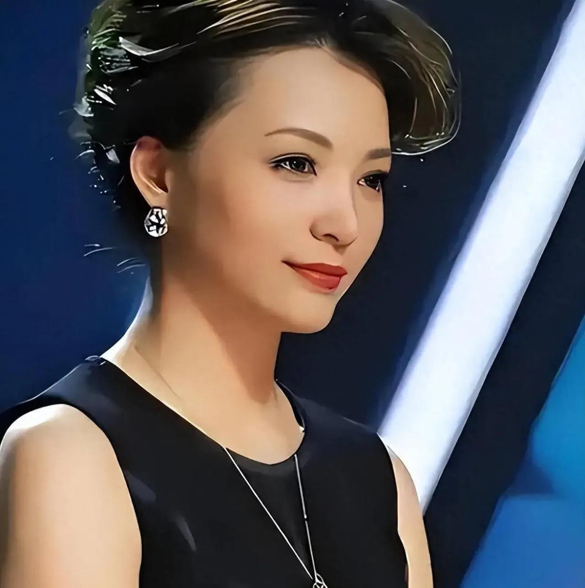 沉默就是薄情？别拿一条动态量人心！
敬一丹走了，央视黄金一代的“沉默”却比告别仪式本身还热闹。倪萍在阿勒泰拍节目，凌晨写下三千多字长信悼念，白岩松到场送别，刘纯燕、水均益、朱军、朱迅、尼格买提都来了。但周涛没发文，董卿也没发声——网上立马炸了锅，有人说“情分太淡”，有人直接扣帽子说“冷血”“忘恩”。
