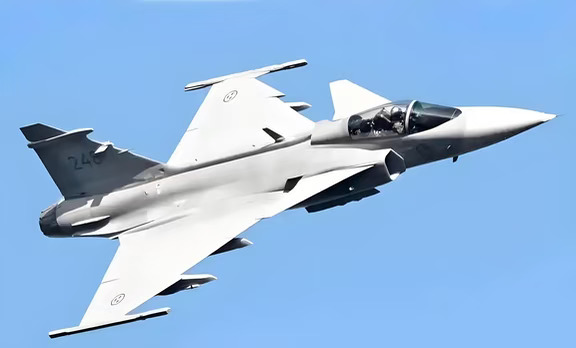 JAS‑39“鹰狮”战斗机
JAS‑39 Gripen，瑞典萨博研制的单发轻型多用途战斗机，JAS分别代表Jakt（空战）、Attack（对地攻击）、Spaning（侦察），与阵风、台风合称“欧洲三雄” 。1988年首飞，1997年正式服役，主打低成本、高可靠性、野战快速部署，大量出口多国空军。
基础参数（JAS‑39C/D 主力型号）
- 布局：近距耦合鸭式三角翼，单座C、双座D
- 机长：14.1m，翼展8.4m，空重6.8吨，最大起飞重量14吨
- 动力：沃尔沃RM‑12涡扇发动机（F‑404瑞典版），加力推力80.5kN
- 最大速度：2马赫；过载+9G；支持空中加油
- 外挂：8个外挂点，最大载弹量5.3吨；内置1门27mm BK‑27机炮
- 机体约30%使用复合材料，机身轻巧紧凑
核心特色（瑞典本土需求设计）
1. 超强野战能力：可在高速公路、简易硬化跑道短距起降，仅3‑4名地勤，15分钟完成加油挂弹再出动，适配瑞典分散防御作战思想。
2. 多用途：空战、对地打击、反...