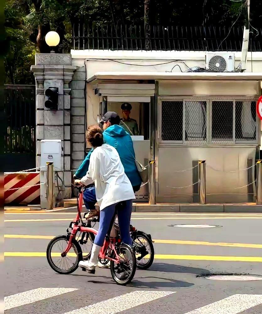 胡歌二胎得子，评论区却冒出一堆人嘲讽女方是生育机器，靠肚子上位。

这顶帽子扣得实在荒唐。2022年胡歌40岁生日第二天，两人直接去民政局领证，隔年才生下大女儿。哪来的拿孩子逼婚？

把时间倒回2015年。那时黄曦宁还是个基层助理，每天在剧组叠戏服、盯妆发。胡歌母亲离世那段最暗的日子，是她寸步不离守