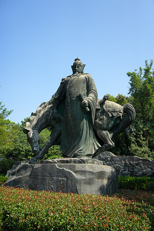每次读到《满江红》里这几句，后脖颈子都发紧。
小时候在课本里只觉得词句铿锵，后来去杭州岳王庙，摸到那道“尽忠报国”的刻痕，看见秦桧夫妇的铁像在雨里被人吐满唾沫，才懂什么叫“壮怀激烈”不是写出来的情绪，是实打实扛在背上的家国。
三十功名尘与土，八千里路云和月，他打了那么多硬仗，最后却栽在自己人手里。那