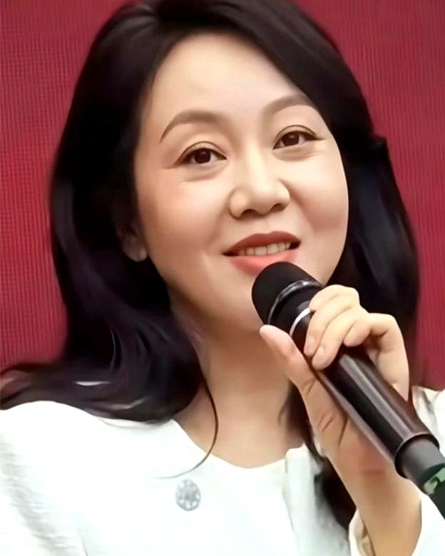 不化妆、不遮眼角细纹，闫妮最近在超市和街头被偶遇，直接素颜面对镜头，让不少路人当场看懵。

台上风情万种的“佟掌柜”，私下完全不端着，逛超市、吃便饭，疲态和皱纹都清清楚楚露在脸上，没一点造型修饰。

很多中年女星还在拼命死磕少女人设，生怕被拍到一丝老态。但再贵的护肤品也挡不住岁月，与其天天和脸上的褶