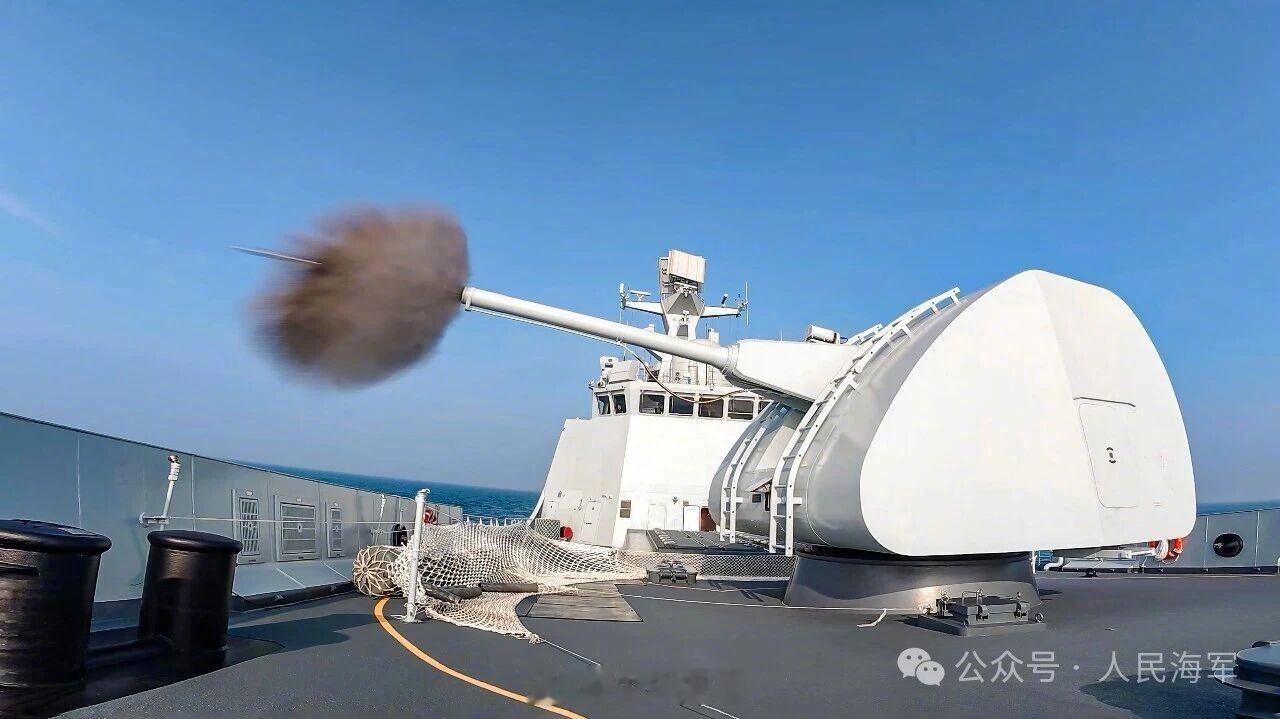 【来了！#宁德舰最新训练画面#[威武]】近日，东部战区海军某护卫舰支队宁德舰与多艘舰艇组成编队开展实战化训练，检验指挥协同和应急处置能力，加速提升战斗力生成。（人民海军） ​