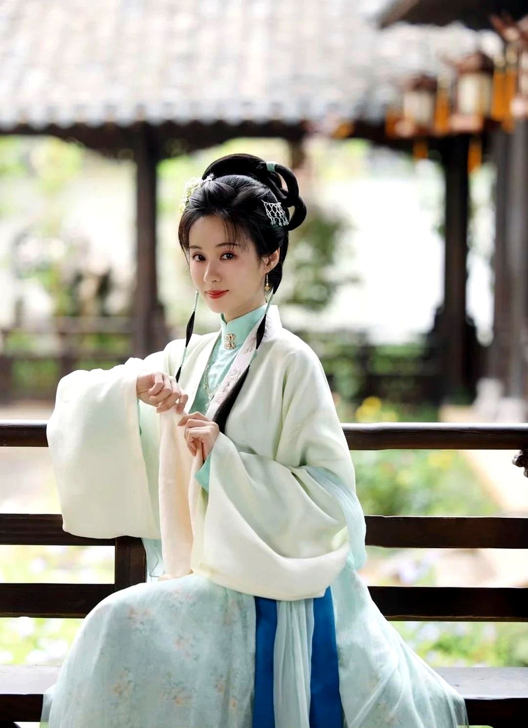 顶着一张人畜无害的甜妹脸，却能把阴险毒辣演得让人后背发凉。

郑合惠子在《兰香如故》里演的杜翠雀，不用画黑眼线，不用打阴间灯光。眼皮一抬，嘴角一勾，愣是能在老戏骨面前把那种藏在骨子里的狠厉稳稳接住。

以前大家总觉得她只能演颜末那种傻白甜，戏路窄。结果这姑娘私下大大咧咧，连个偶像包袱都不带，采访时接