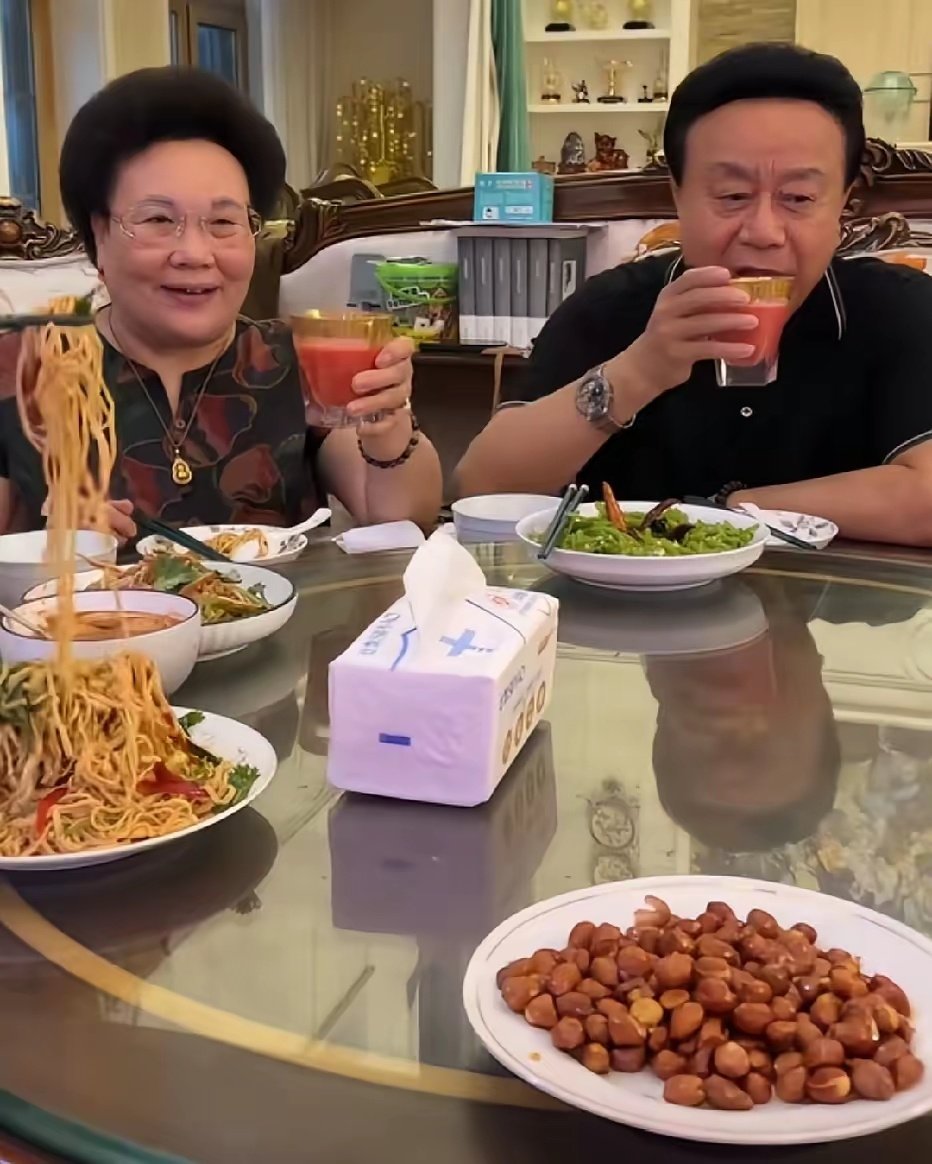 伊能静晒中秋节回到秦昊老家东北与公公、婆婆一起聚餐时的一幕，老两口特别开心。 ​