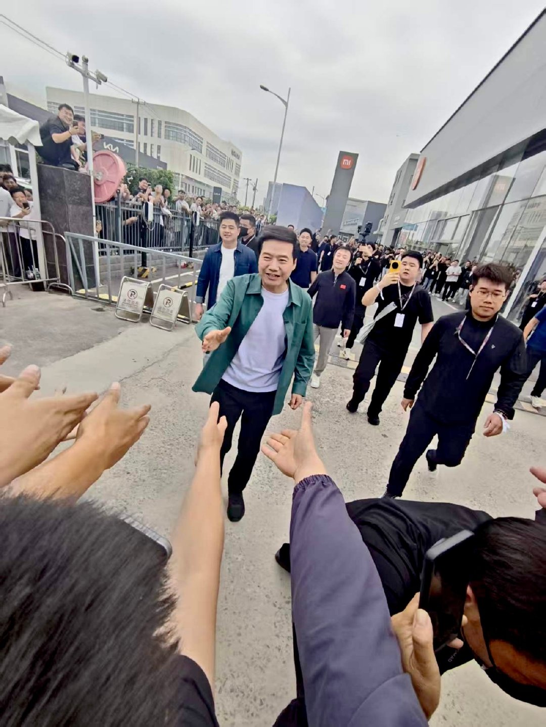 雷总正在徐州交付首批小米澎程
群里看到一张图，这张图片有张力！[流鼻血]

#小米澎程SUV今日开启交付##小米高管称门店客流量暴涨400%#  ​