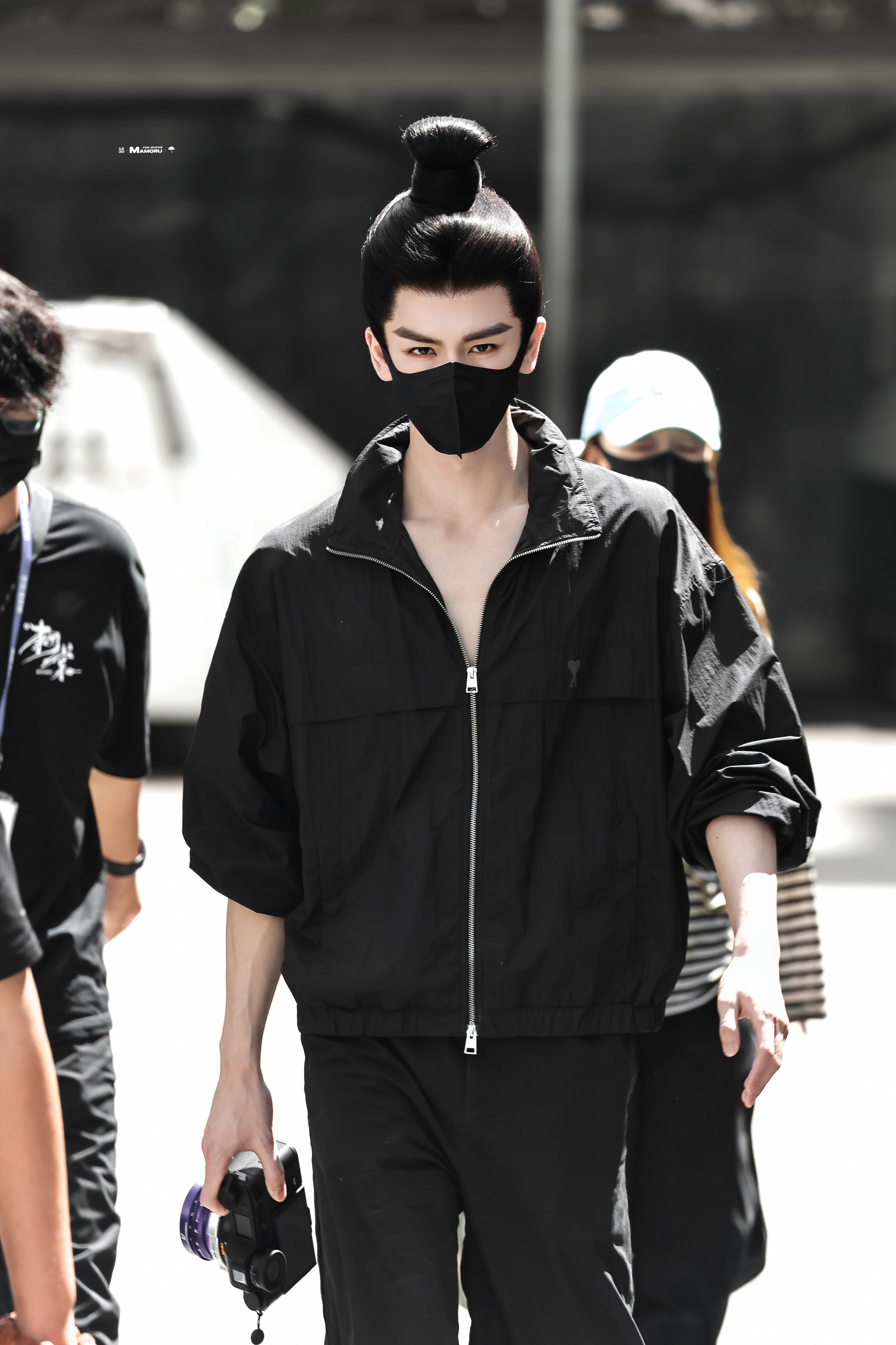 #张凌赫[超话]#   | #张凌赫叶亭宴# 

𝟐𝟔𝟎𝟗𝟏𝟗
上班+出妆

All Black


#张凌赫# zlh ​