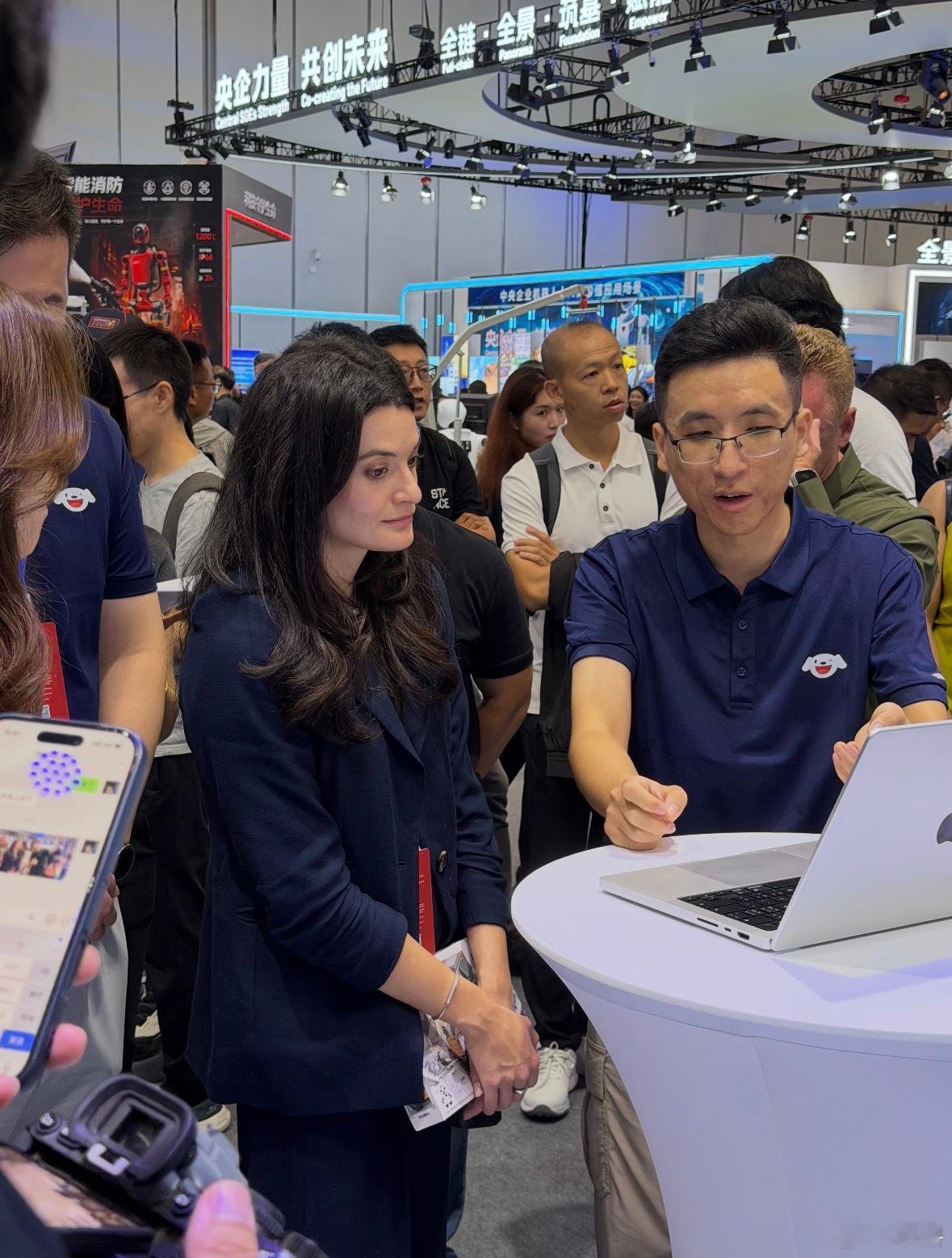 #黄仁勋女儿现身北京世界机器人大会#黄仁勋女儿黄敏珊目前担任英伟达Omniverse与机器人产品营销高级董事，主要负责Omniverse仿真平台及机器人相关业务。此前一天刚到访韩国LG电子数据工厂洽谈合作，次日即到达北京出现在了展会上。

这次她重点到访了越疆机器人展位，参观了一脑多体具身智能平台解决方 ​