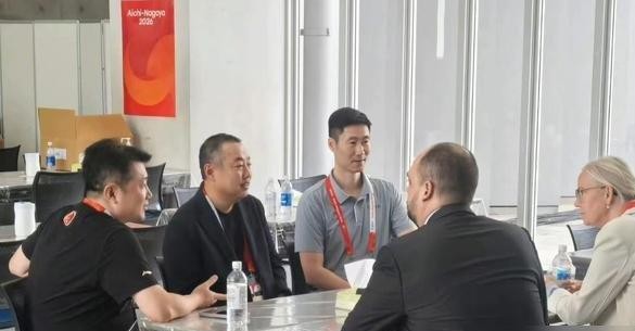 樊振东身上那个硬邦邦的“赋0分”，终于逼得国乒两位当家人亲自坐不住了。
刘国梁拉着王励勤，直接找国际乒联掌门人索林坐到了一起，门一关，聊的全是硬骨头问题。
大家心里都跟明镜似的，人没进赛场，积分就直接被扣个精光，排名一路往下掉，以后真要回赛场，连种子位都保不住。
规则定得死板，但把顶级王牌逼到