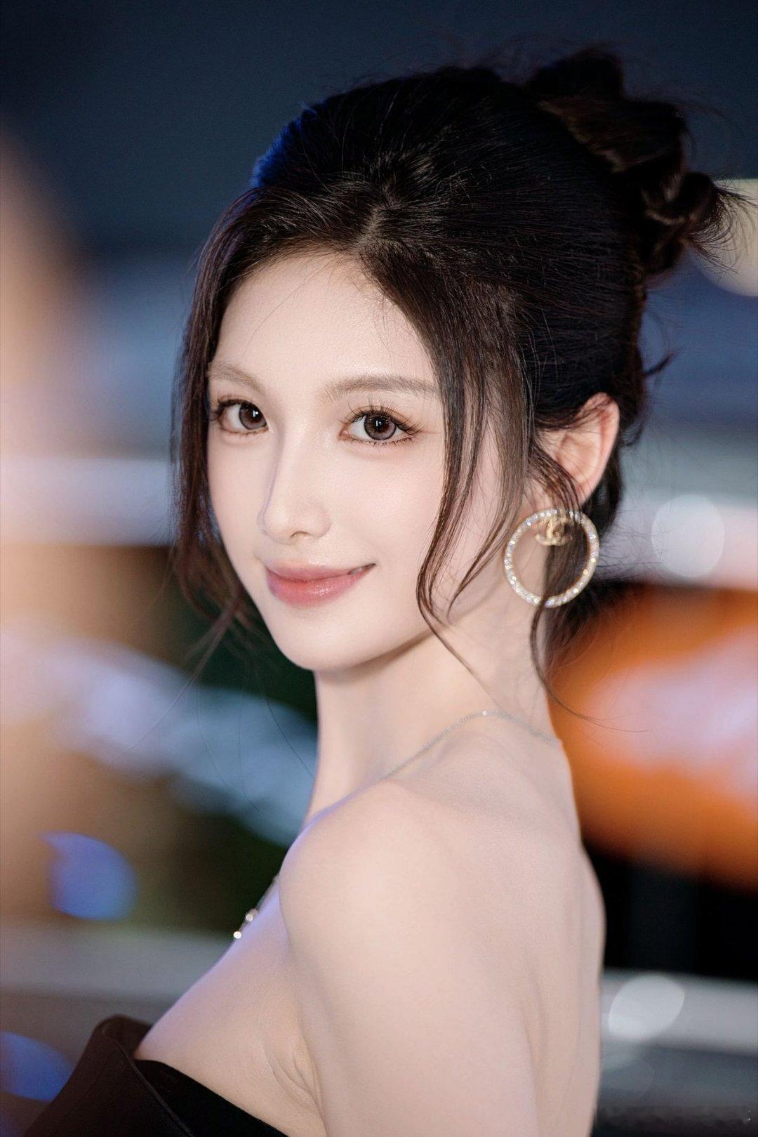 #小米阔折叠原型机亮相###玄戒O3多核性能超越苹果A19Pro#【#小米18Fold九月上市#】

她叫琳园长，本名王静瑶，成都姑娘，178cm大高个。英语本科毕业，做过平面模特，拿下国际超模大赛亚洲总冠军。 ​
