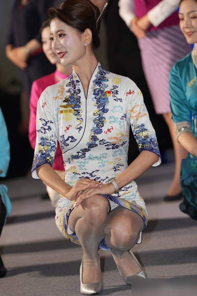 柳岩裹着黑旗袍走红毯，后背露一大片，步子迈得跟逛自家菜园子似的。
谢娜也穿旗袍，腰杆绷得笔直，笑容焊在脸上，隔着屏幕都替她累。
细看柳岩那几身，墨绿高开衩穿过两回，除夕夜晒给亲妈看，配文就一句：我妈最爱我穿这个。没有硬凹，没有端着，肉长在该长的地方，气是往下沉的。
一个隐居种菜的，一个连轴转赶