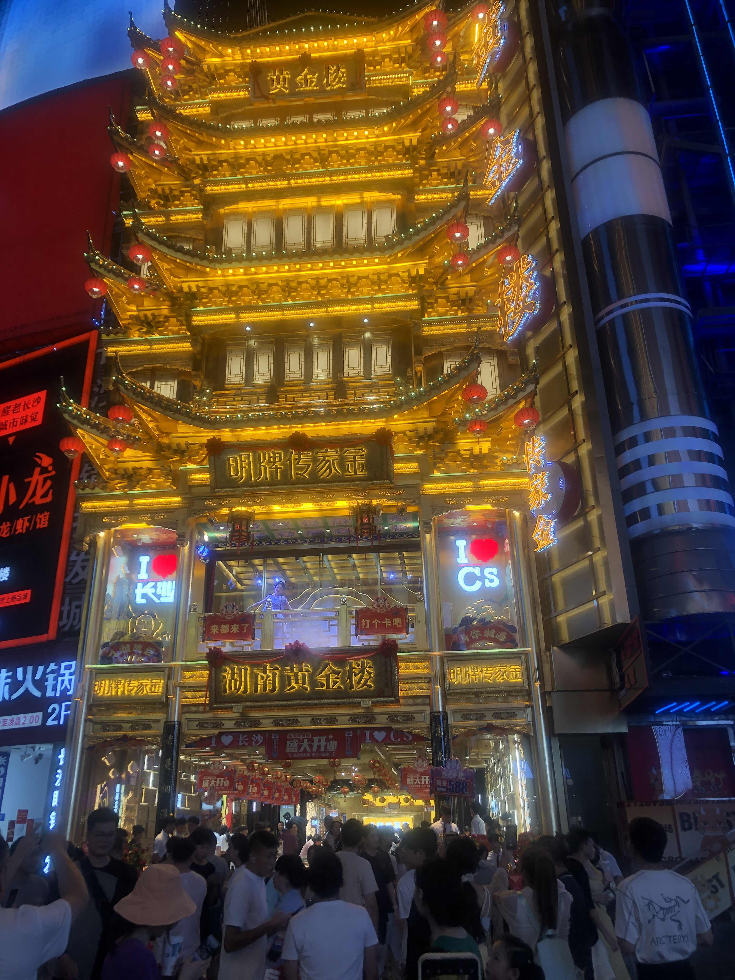 今天刷到李佳琦回应最低价这事，我的第一反应是：现在这哥们其实也挺难的。

我刚开始做公众号，头两年天天盯着阅读量看。

哪篇蹭了热点涨了粉，就觉得找到了密码。后来那批靠算法起号的朋友，好些现在都不更新了。

不是他们不努力，是平台的规则一变，攒下的那点本事就作废了。

我慢慢琢磨出一个理儿：你靠谁给