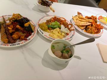 带爱吃披萨🍕的猴去吃她爱的比格<br />猴选餐的时候像个开心的旋转...