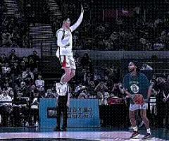 罗斯来中国参加活动，现场有个画面挺有意思。
当时罗斯在三分线外准备投篮，一个中国球迷离得还有一段距离，直接猛地跳起来去盖帽。
罗斯经验老道，用假动作给晃过去了，没真出手。
但我当时注意力全在那个球迷身上了。
那人跳得是真的高，目测起跳高度得有一米多，整个人直接横在半空中。
我琢磨了一下，要是罗斯当时