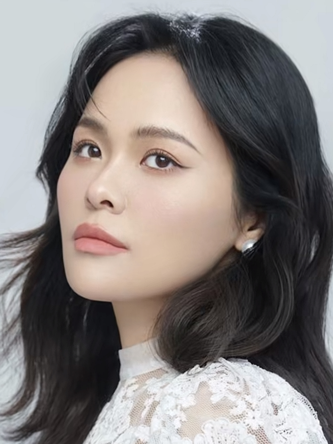 令人惋惜呀，多好的年纪啊，就这么走了，37岁歌唱家龚爽，因病离世！9月4日，中央民族乐团发布官方讣告，青年女高音歌唱家龚爽，因病医治无效逝世，终年37岁。据公开消息，龚爽是湖北十堰人，中国音乐学院博士，师从阎维文，拿下过中国音乐金钟奖民族唱法金奖，是国内民族声乐领域实力派唱将。她主演过《长征》《山海