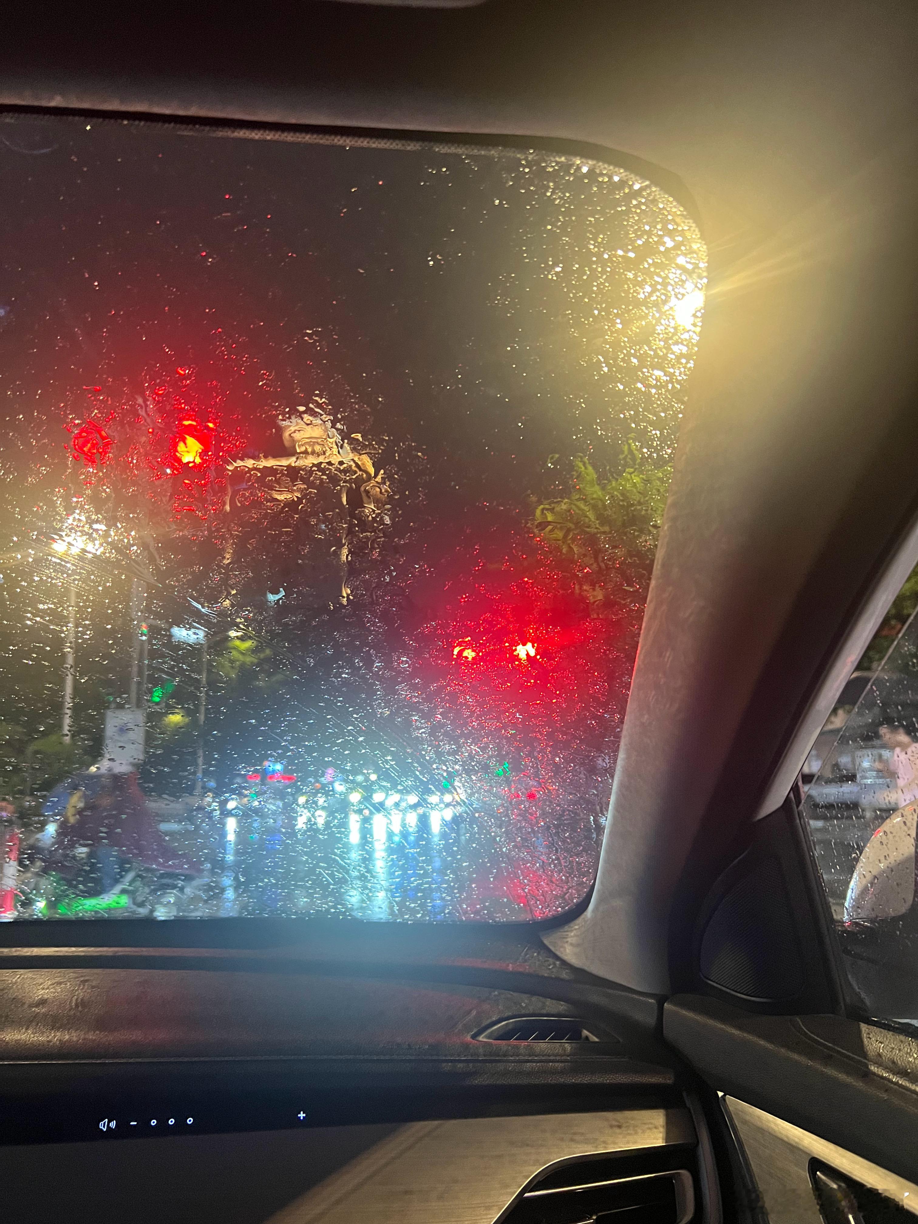 就让这大雨全都落下～～～～  ​​​