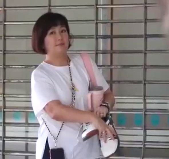 路人镜头里这个身材发福的胖大姐，居然是当年火遍全网的女团甜妹。

44岁的Selina在街头被拍到，脸庞圆润，穿着宽大的休闲服，走在人群里差点让人认不出来，跟当年舞台上那个精致的洋娃娃简直判若两人。

不少人看了照片直呼幻灭。但你回头想想她当年经历的那场生死大火，全身重度烧伤，能捡回一条命站在这里，