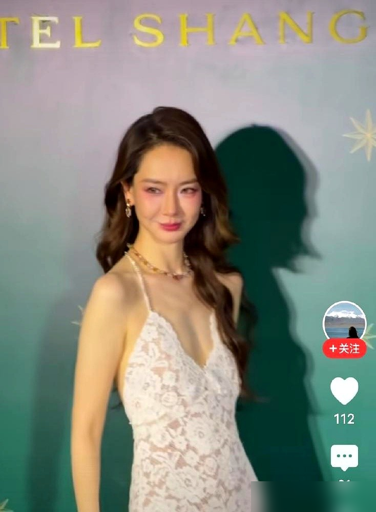 戚薇被拍到生图，丰腴了，评论区反而炸出一片叫好。她上综艺瘦成骨架那会儿，可没人夸。
她自己把话挑明了：上镜要纸片人，那是工种要求，不是审美标准。录《乘风》一天练到虚脱，镜头里才勉强正常。私下谁那么瘦，纯属跟自己过不去。
说白了，镜头会拉宽人，你要在框里好看，就得在现实里病态。这是技术问题，不是美