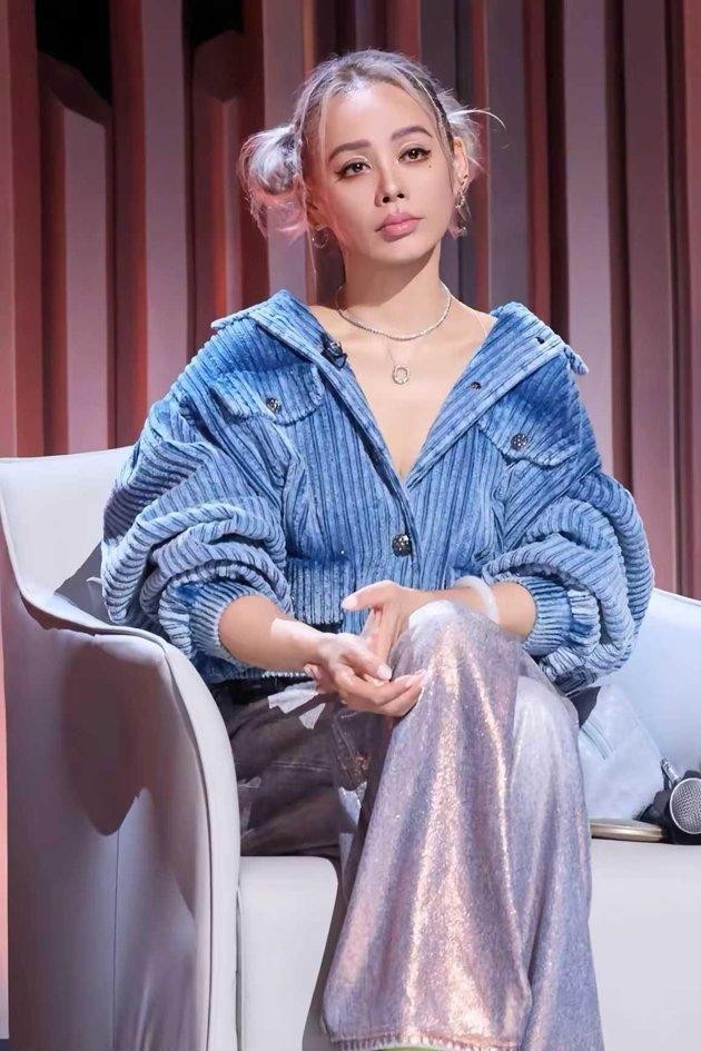 当年在银幕上野性十足的大女主，如今在镜头前居然也瘦得快要挂不住肉了。
宁静最近一露面，下巴尖得扎眼，两颊凹陷，满屏弹幕都在恍惚：这到底是她还是蔡依林？
要知道，她以前最迷人的就是那股野生、饱满又泼辣的劲头，浑身上下都透着蓬勃的生命力。现在倒好，整个人缩水了一大圈，单薄得像一阵风就能吹倒。
网上