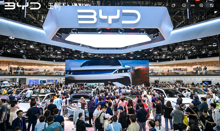 2026成都国际车展，造车新势力表现卓越。

小米汽车首次纯电、增程双线同台，澎程N90 Max、N70 Max吸引大量客流。

鸿蒙智行五界矩阵齐聚，尊界、问界等旗舰车型集中展出。

零跑、智己同步上新，主打技术下放，全民普惠。

造车新势力在西南市场持续发力，高端、家用