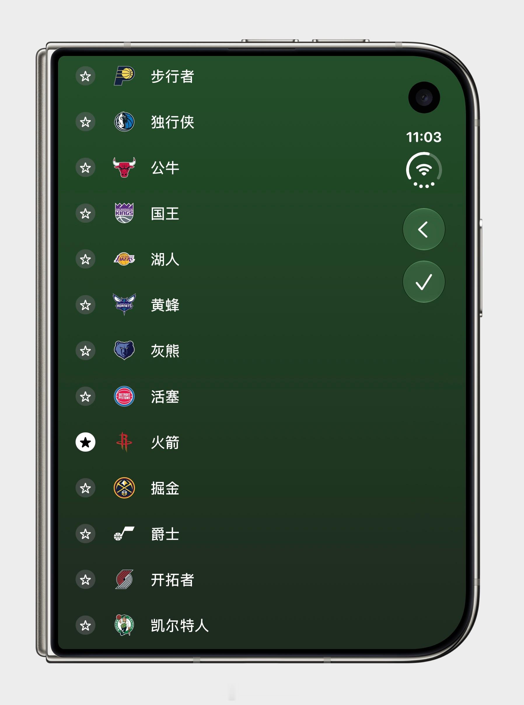 对了，我是前两天才知道，iOS 内置的 体育 app 目前在大陆地区也能使用了。（app 需要升级到最新版本）

就是体育爱好者可以根据自己喜欢的赛事（图1），来选择自己的主队。

然后当你的主队有比赛开始时，手机就会通过灵动岛和实时活动自动更新比分，无需手动开启。（图 3 4）

点开灵动岛跳转 app， ​