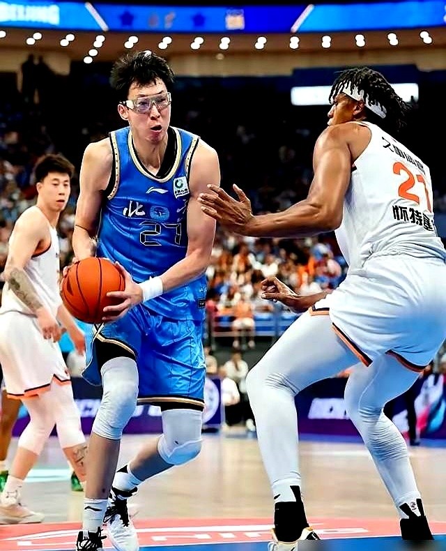 把北汽输球的锅全扣在周琦头上，这事真挺滑稽的。

半决赛G3打完，曾凡博腰椎横突骨折直接赛季报销，只能躺床静养三个月。赵睿腿部拉伤连着腰部旧疾，常规赛出勤率连一半都不到，连国家队大名单都进不去。

转头看看被骂“玻璃人”的周琦，硬生生顶在内线肉搏。队友接连倒下，是他一直在场上扛着球队往前走。没他在篮