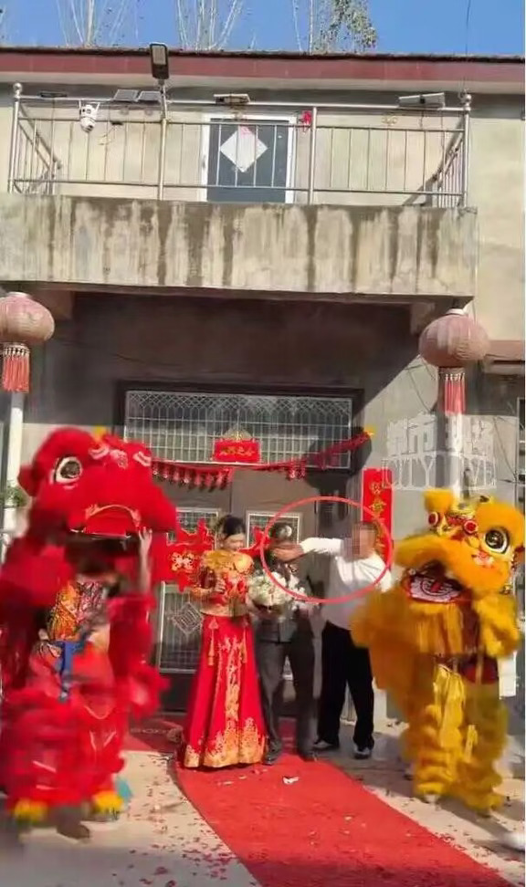 婚礼还没开始婚闹变胡闹，有人用鸡蛋酱油砸新郎
10月9日，河南商丘民权县一场接亲的视频引发热议。这场庭院婚礼，距离民权县城大约两公里。接亲现场布置用心，新人特意租了宾利、安排舞狮，还聘请了专业跟拍、跟妆团队，本打算定格温馨美好的接亲瞬间。谁料正式拍摄还没开始，婚闹就抢先上演，有人直接朝新郎头上砸鸡蛋、往身上泼酱油，崭新的西装瞬间一片狼藉。
视频发布者是民权县的梁小姐。据她介绍，动手婚闹的，是新郎关系要好的兄弟。不少网友看完直呼离谱：“这才接亲还没开始举行婚礼，弄成这样真的会当场发飙”，也有网友感慨，“实在不理解这种操作，好好的喜事何必这样折腾”。
梁小姐说，新郎倒是没有当场发火，但新娘明显有些不高兴。新人前期投入不少时间、精力和费用，满心期待一场圆满好看的仪式。这下还没等跟拍取景，西装被弄脏，现场氛围也受影响，想要的氛围感成片基本泡汤。
喜事讲究喜庆吉利，热闹不等于胡闹，过度婚闹很容易扫了大家的兴，甚至引发矛盾。她发布这条视频，也是希望提醒大家，婚闹要有度，别让好心“凑热闹”，毁掉...