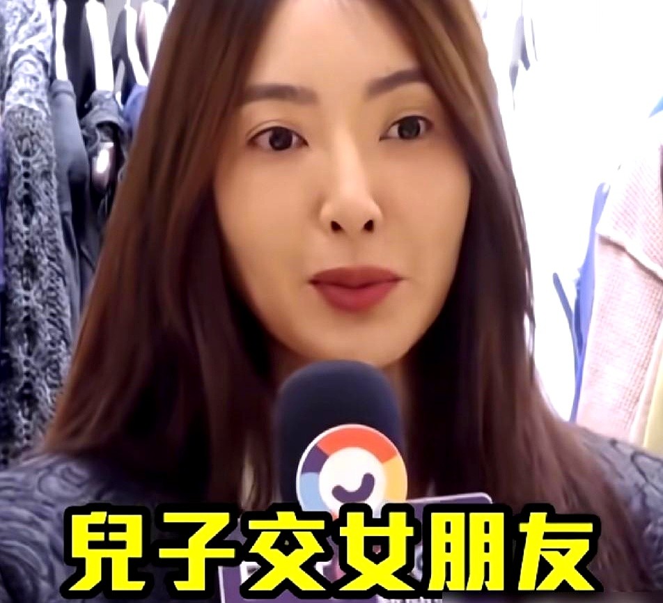 18岁生日当天，曹格儿子发了句“我合法了”，配图是紧紧搂着韩国女友的照片。

水族馆约会、用定制情侣头像、亲手做蛋糕。这个16岁就公开恋情的男孩，硬是把成年礼变成了高调宣誓主权的秀场。

老父亲曹格当年看儿子谈恋爱还酸溜溜，亲妈吴速玲却在一旁调侃儿子是恋爱脑，甚至大半夜坐在旁边，听儿子跟韩国女友煲电