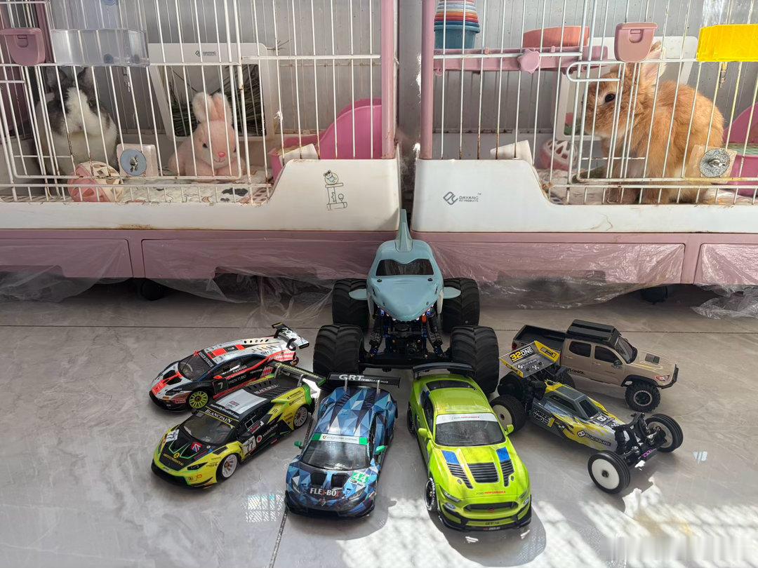 Axial SCX30丰田塔库玛初次下地留念。谈一下感受：1，首先这160毫安的小电池据说内阻更大，不能以大车电池的思维去充放，顶多0.1a充，实测十多分钟充了0.1v，走走停停大概35分钟用了0.23v，可见这辆车上不能延袭之前的习惯了，甚至不能充到4.2v，因为我上班来不及；2，有刷动力的电流声好大啊，看样最 ​