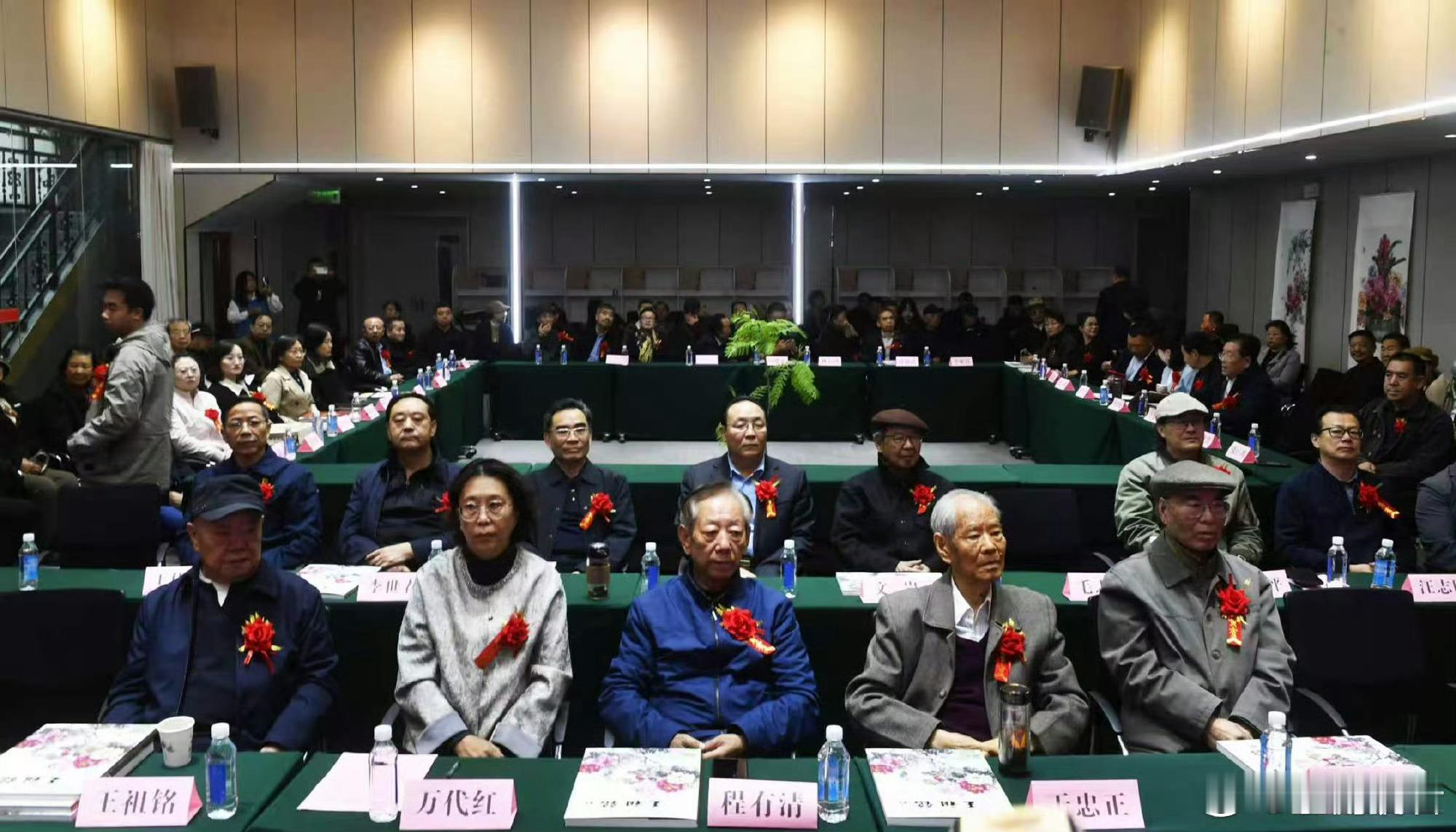 兰州举办王祖铭牡丹艺术研讨会【兰州近日牡丹艺术研讨聚共识】10月17日举办的“西部范式・时代华章——王祖铭牡丹艺术学术研讨会”，由省文联、省政府文史研究馆指导，省美协主办、省艺术馆承办，汇聚省内艺术界专家学者，围绕王祖铭牡丹艺术的艺术价值、时代意义与西部美术发展脉络展开深入探讨；与会专家结合《王祖铭卷》中的作品与手稿，分析其笔墨语言、创作理念与文化内涵，既肯定了其在西部美术史上的独特地位，也为当代花鸟画创作提供了学术参照，让这场研讨成为梳理西部美术范式、推动艺术交流的重要平台。（）同城热点创作计划兰州新增摄影交流体验空间
