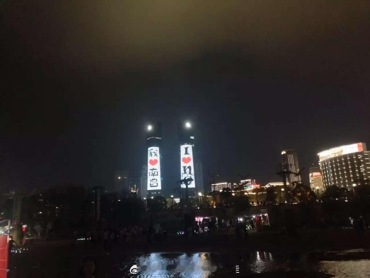 当时我去滕王阁，脑子里就记得“落霞与孤鹜齐飞，秋水共长天一色”这两句。

但人家小朋友能把《滕王阁序》完整背出来，还拿下了终身免票。#萌娃进滕王阁系统提示终身免费票#
 
读书不只是应付考试，走到对应的地方，书本里的文字瞬间就和眼前风景对上了。别人看的只是一栋古建筑，读过文章的人，脑海 ​