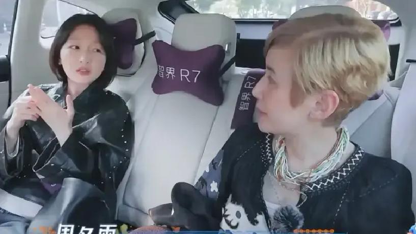 要是你的同班同学里坐着蓝洁瑛、曾华倩和刘嘉玲，你敢去争那张“玉女主角”的通告单吗？
吴君如当年就坐在合照的最边上。
1983年无线电视那期训练班，算得上是神仙扎堆。
别人往镜头前一站就是老天爷赏饭吃，电视台排着队捧主角，同批最被看好的苗子里，七个人早早当上了当家花旦。
偏偏吴君如被撂在冷板凳