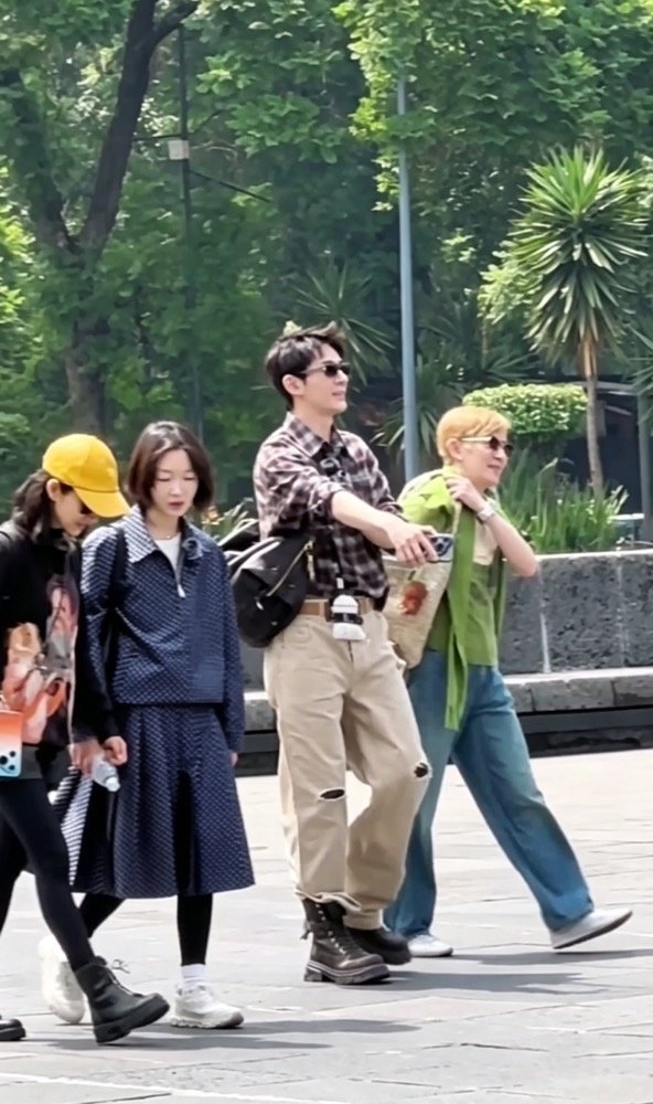 #花儿与少年8八家客户#花少8官宣啦！各路现场路透不断释出，嘉宾们行走在异国街巷，或是驻足观景，或是边走边闲聊，状态都十分舒展。细看画面细节，华为Pura 90系列再次亮相综艺镜头。尤其是橘子海配色，和户外落日、山野风光氛围感高度契合，期待节目里各式各样美丽的旅拍成片。 ​