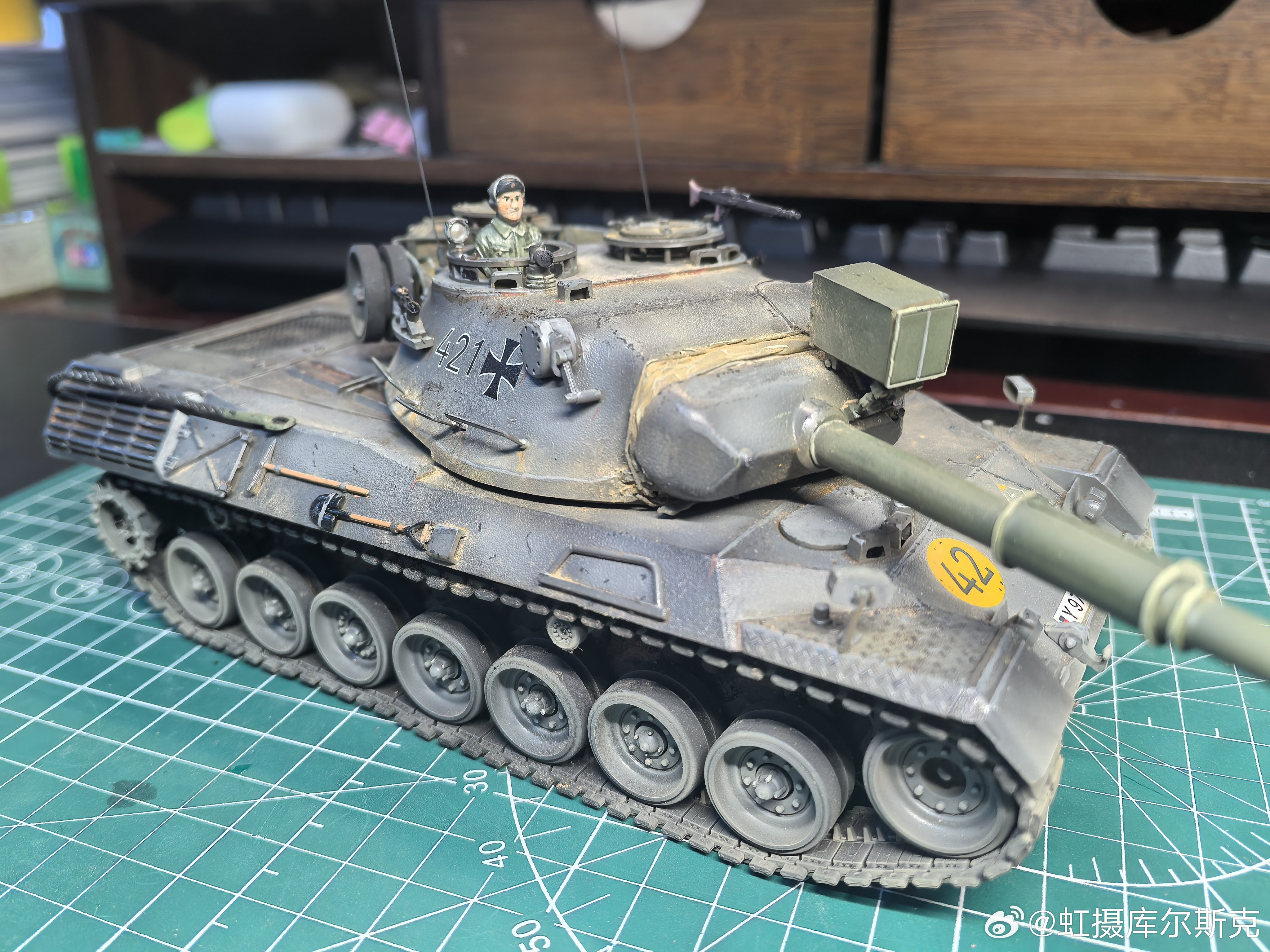 58块钱收的田宫1969年老版的联邦德国豹1坦克1/35模型缺件烂尾。
1.用99式坦克托带轮补了两个缺件；
2.用橡胶手套剪切配合金属铜丝，制作了火炮防盾后的帆布罩；
3.用铜棒制作了缺失的炮塔尾部储物篮格栅；
4.用其他板件多余零件丰富了储物篮；
5.用德国灰作为主色，练习了上色和旧化。 ​