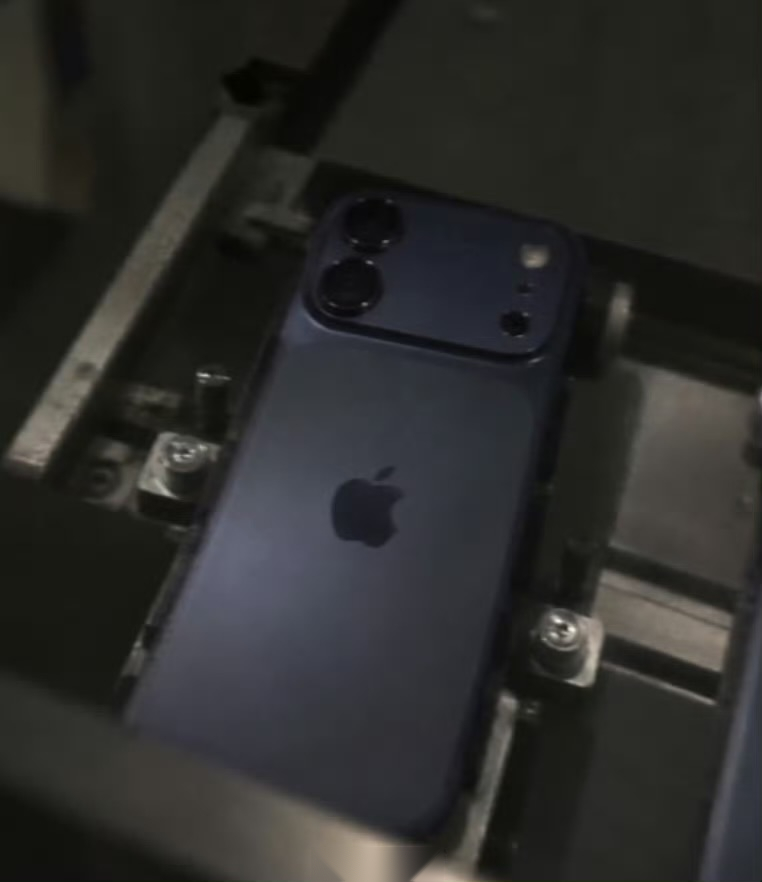 #iPhone18外观曝光#iPhone 18标准版外观曝光，竖排双摄可能改成横向大矩阵，真有点Pro那味儿，标准版也要撞脸自家大哥了。
朝雾粉这类新配色挺吸引我，苹果确实懂怎么拿捏颜值，不过标准版和Pro越长越像，辨识度反而低了。
据说明年春季才发布，如果120Hz高刷真能下放，价格也别乱涨，我觉得销量应该不 ​