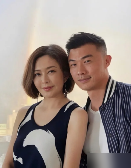 两个加起来一百多岁的女人，为了一个老男人当众撕破脸，五年后又勾肩搭背晒合影。
你还真以为这是世纪大和解？
1988年拍戏认识，关之琳刘嘉玲当了二十几年闺蜜。结果2015年关之琳刚自曝离婚，转头就点名骂刘嘉玲：你跟我前夫爬山，有没有想过我的感受。
刘嘉玲更绝，直接回一句不是best friend