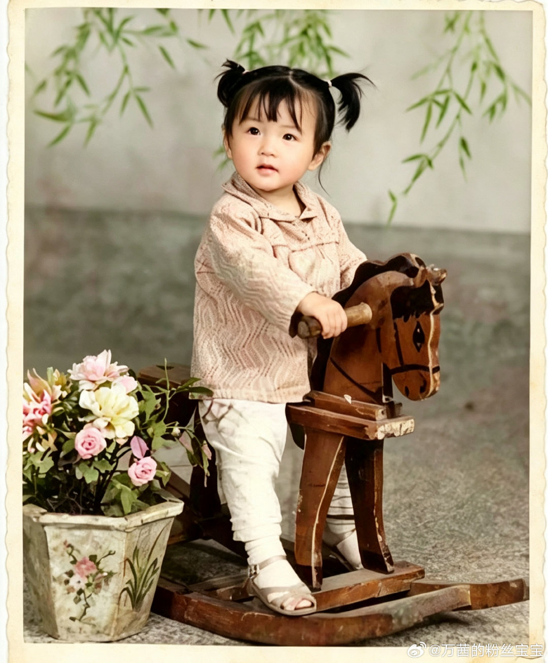 #万茜[超话]# 这应该是两岁时候的小万吧[允悲]，我把照片生成彩色了[打call]，国庆佳节在即，最后配张茜姐的白木喜​